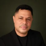 Adriano Fernandes, corretor de imóveis responsável