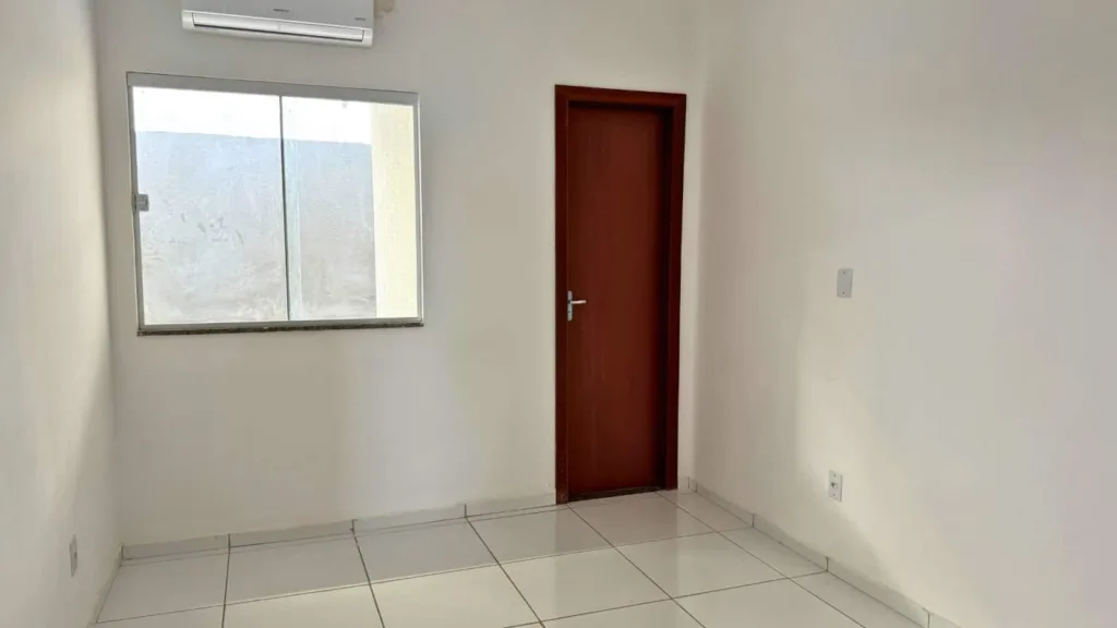 Quarto da casa em Campo Alegre com janela, piso cerâmico e aparelho de ar-condicionado visível na imagem