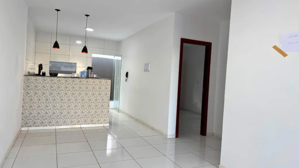 Sala e circulação interna da casa em Campo Alegre com acesso à cozinha e aos demais ambientes