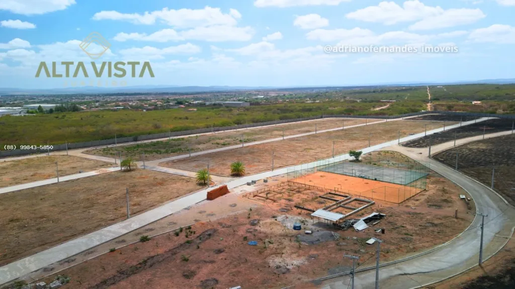 Foto real da área de lazer do Alta Vista Juazeiro, com quadras e obras registradas na imagem