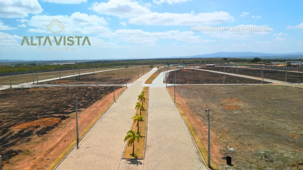 Foto real da avenida com canteiro central e lotes do Alta Vista Juazeiro