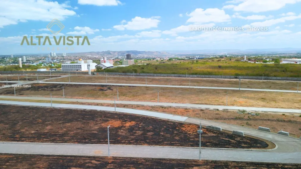 Foto real dos terrenos e vias do Alta Vista Juazeiro, com a cidade ao fundo