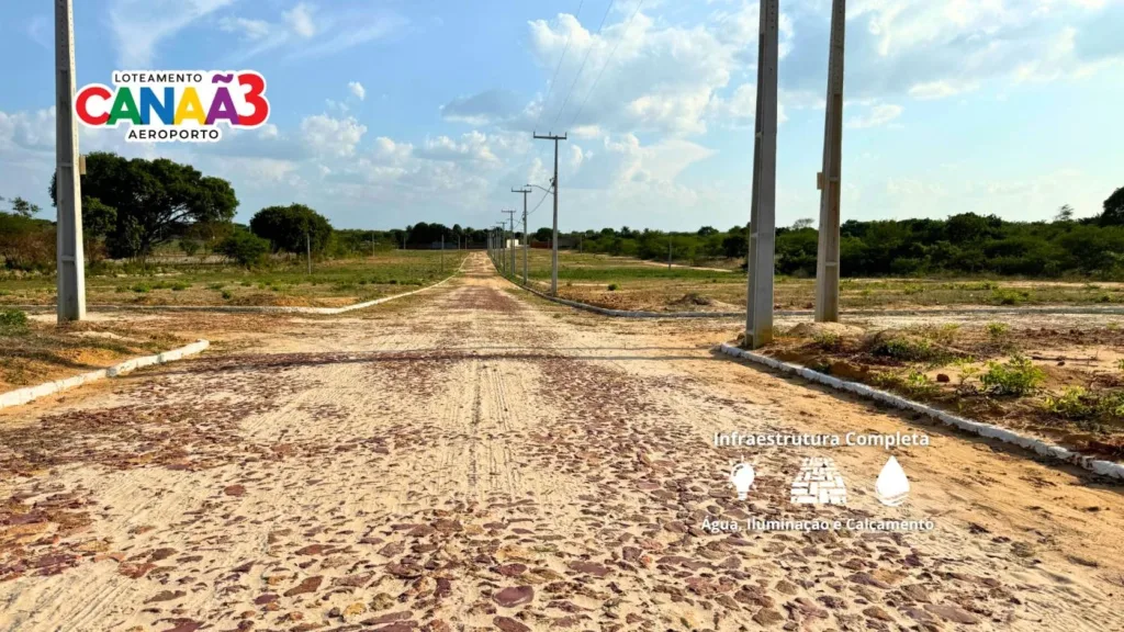 Cruzamento de vias com calçamento e postes no Canaã 3