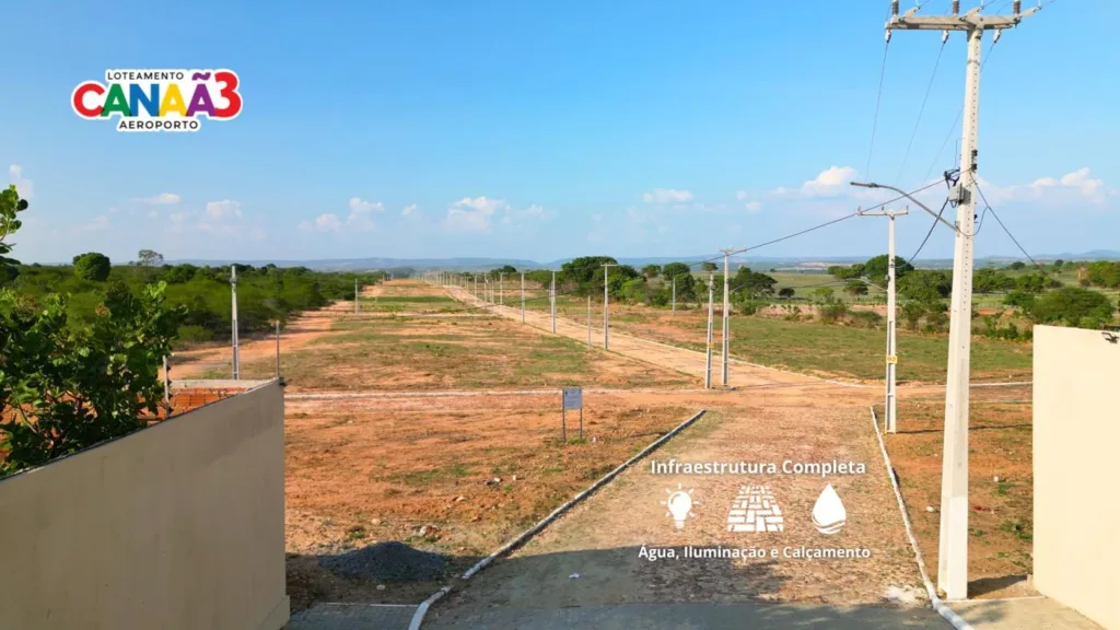 Vista elevada da entrada, postes e quadras do Canaã 3