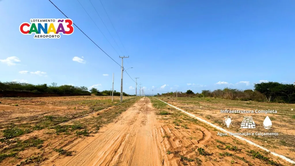 Perspectiva da rua e dos terrenos do Canaã 3, com postes à esquerda
