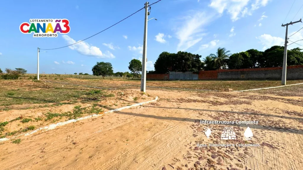 Terrenos de esquina e postes do Canaã 3, com muro e vegetação no entorno