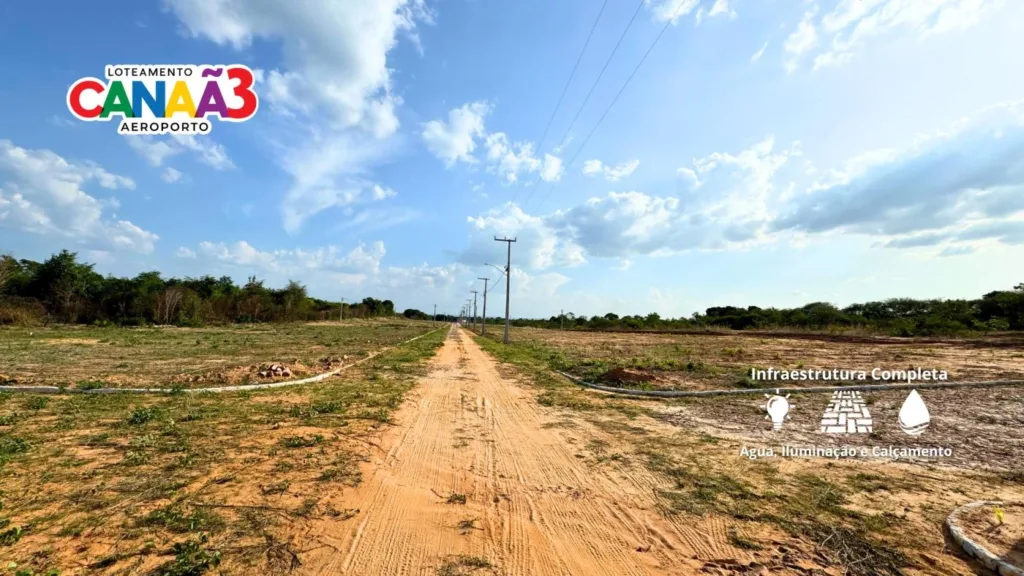Via entre os terrenos do Canaã 3, com postes e vegetação ao fundo