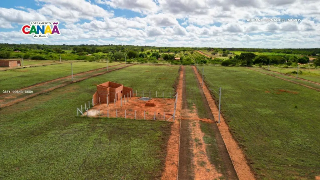 Lotes e uma construção em andamento no Canaã I