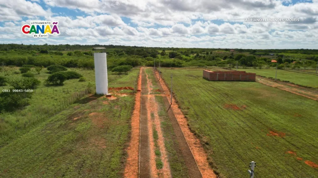 Reservatório e via entre os terrenos do Canaã I