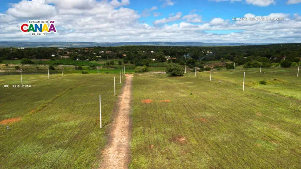 Terrenos do Canaã I com vegetação e paisagem ao fundo