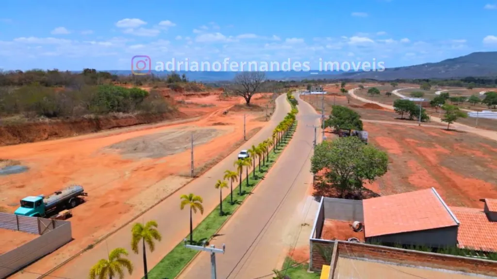 Vista aérea da avenida com palmeiras e terrenos do Cidade Luz, em Crato