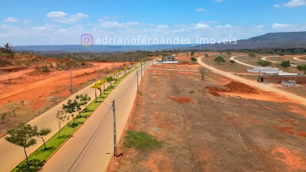 Avenida arborizada e terrenos do Cidade Luz, em Crato