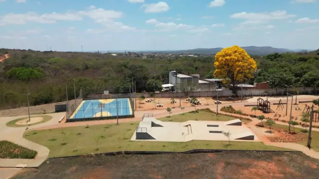 Pista de skate, quadra e playground no Cidade Luz, em Crato