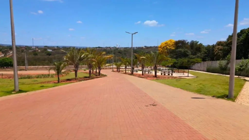 Passeio arborizado, bancos e jardins na praça do Cidade Luz