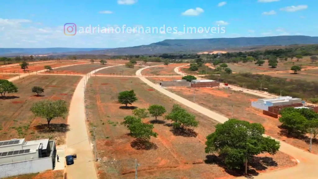 Quadras e vias do Cidade Luz, em Crato, com a serra ao fundo