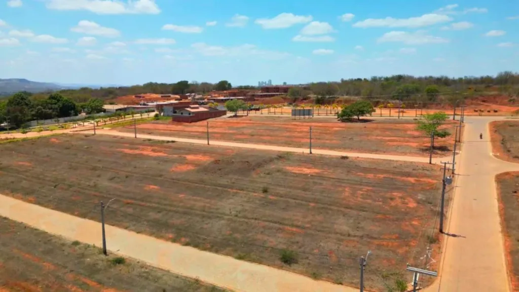 Terrenos e vias pavimentadas do Cidade Luz