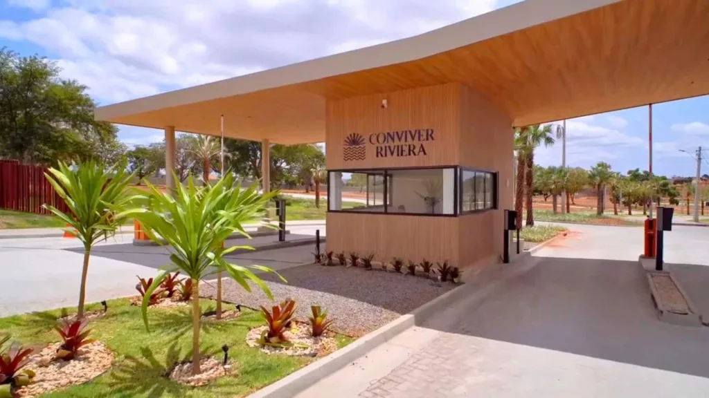 Portaria do Conviver Riviera com identificação do empreendimento e acesso de veículos