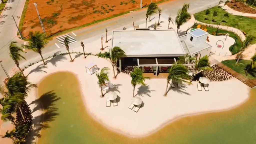 Vista aérea da praia artificial, faixa de areia e espaços de lazer do Conviver Riviera