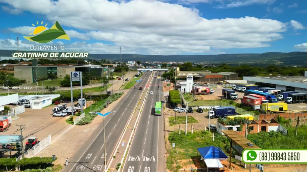 Vista aérea da avenida e dos estabelecimentos comerciais no entorno do Cratinho de Açúcar