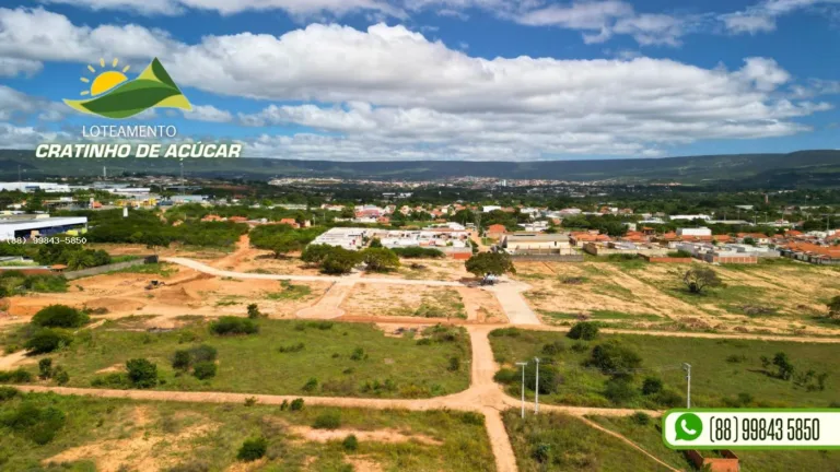 Vista aérea dos terrenos, vias e entorno do Loteamento Cratinho de Açúcar, em Crato