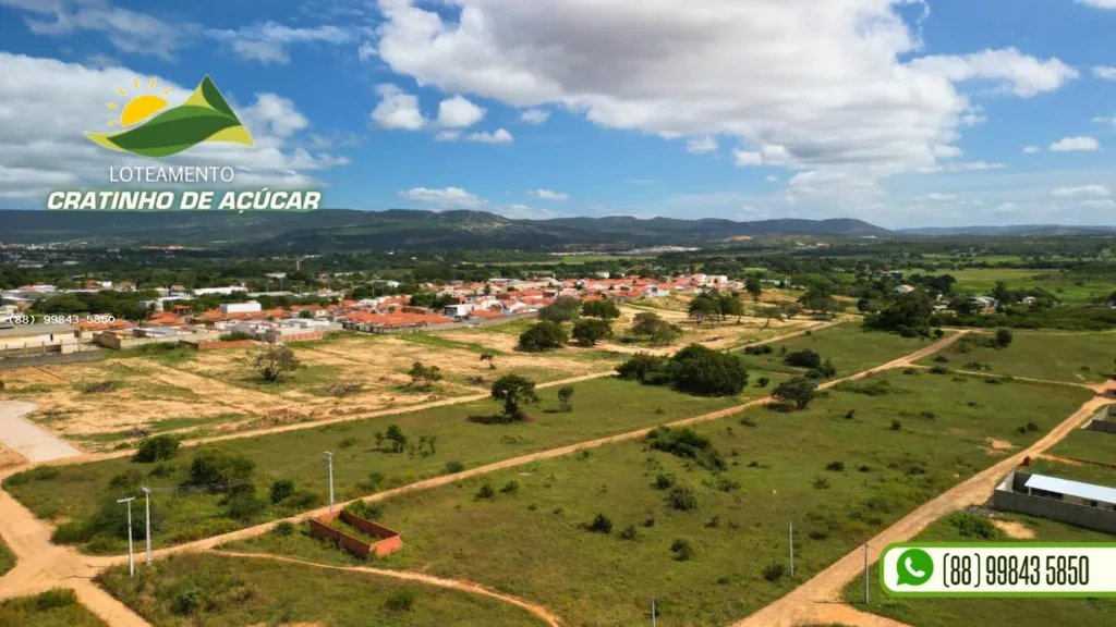 Terrenos, vegetação e serra ao fundo no Cratinho de Açúcar