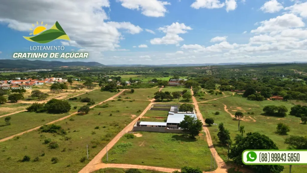 Terrenos com vegetação e construções no entorno do Cratinho de Açúcar