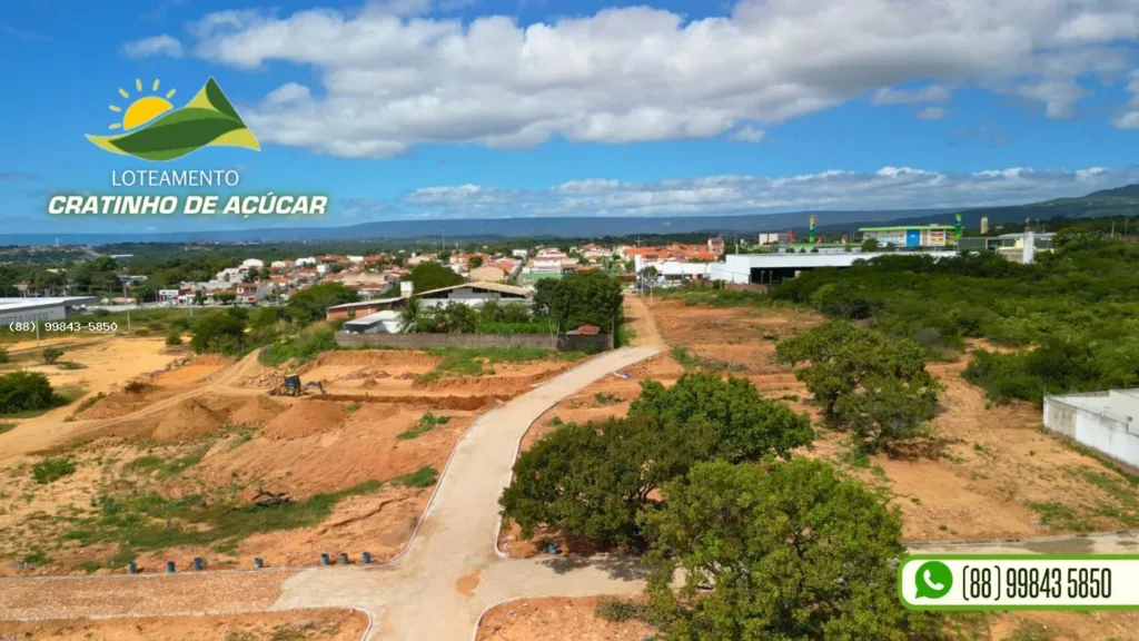 Via com árvores no Cratinho de Açúcar e obras registradas na foto
