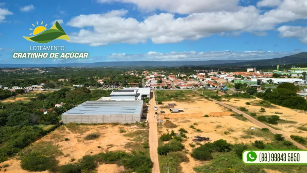 Vista aérea de via, terrenos e galpões no entorno do Cratinho de Açúcar