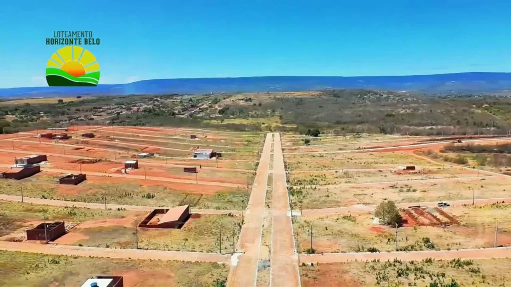 Vista aérea da avenida e dos lotes do Horizonte Belo, com a serra ao fundo