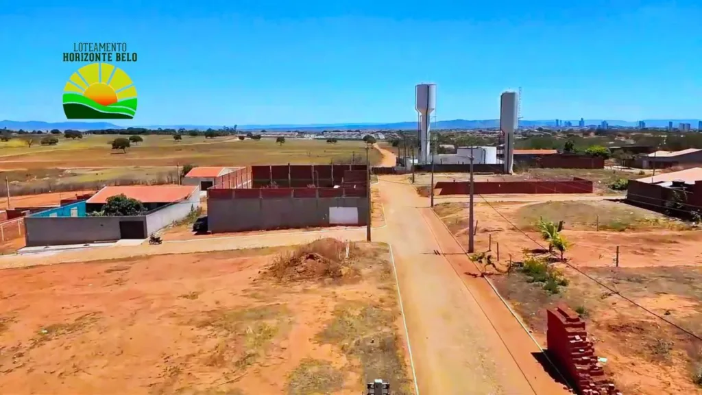Rua e construções próximas aos reservatórios do Horizonte Belo