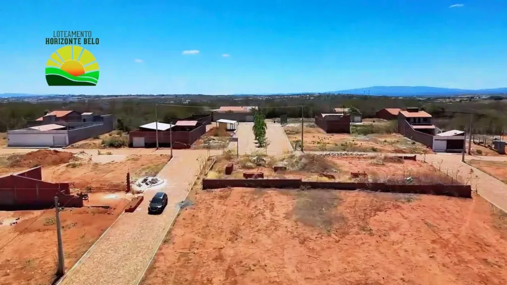Vias e área arborizada entre construções do Loteamento Horizonte Belo