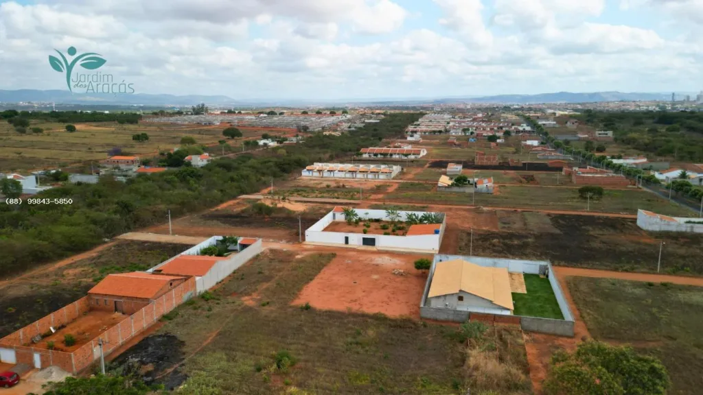 Terrenos e construções no Jardim dos Araçás, com vegetação no entorno
