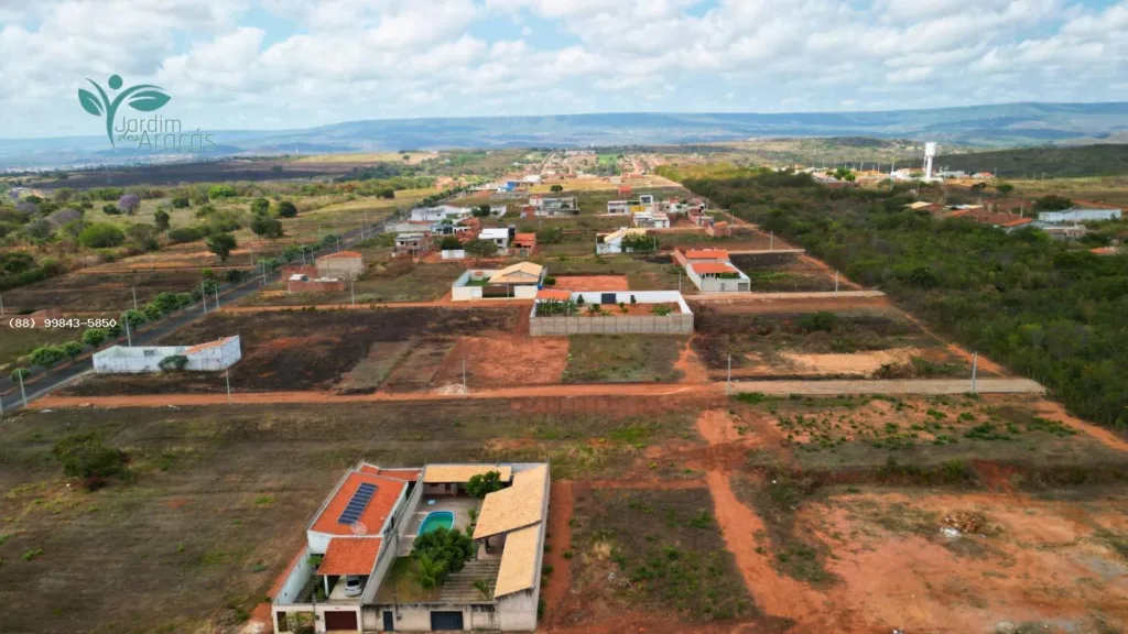 Panorama dos terrenos, vias e construções no Jardim dos Araçás