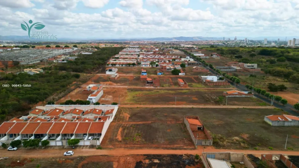 Vista aérea das quadras e residências no entorno do Jardim dos Araçás
