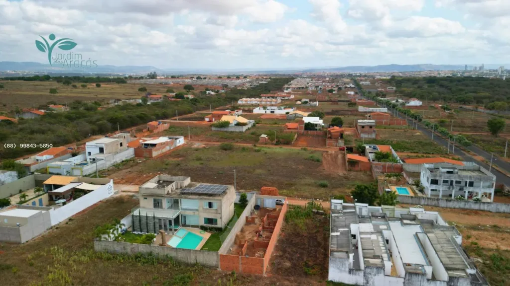 Vista aérea das residências e piscinas particulares no entorno dos terrenos do Jardim dos Araçás