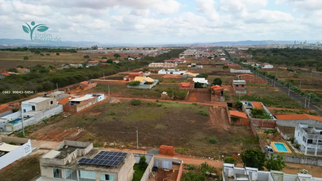 Terrenos e residências no entorno do Jardim dos Araçás, com construções e piscina particular visíveis