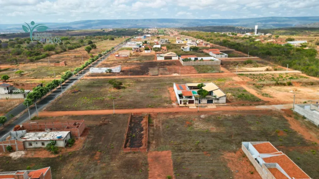 Terrenos, vias e serra ao fundo no Jardim dos Araçás