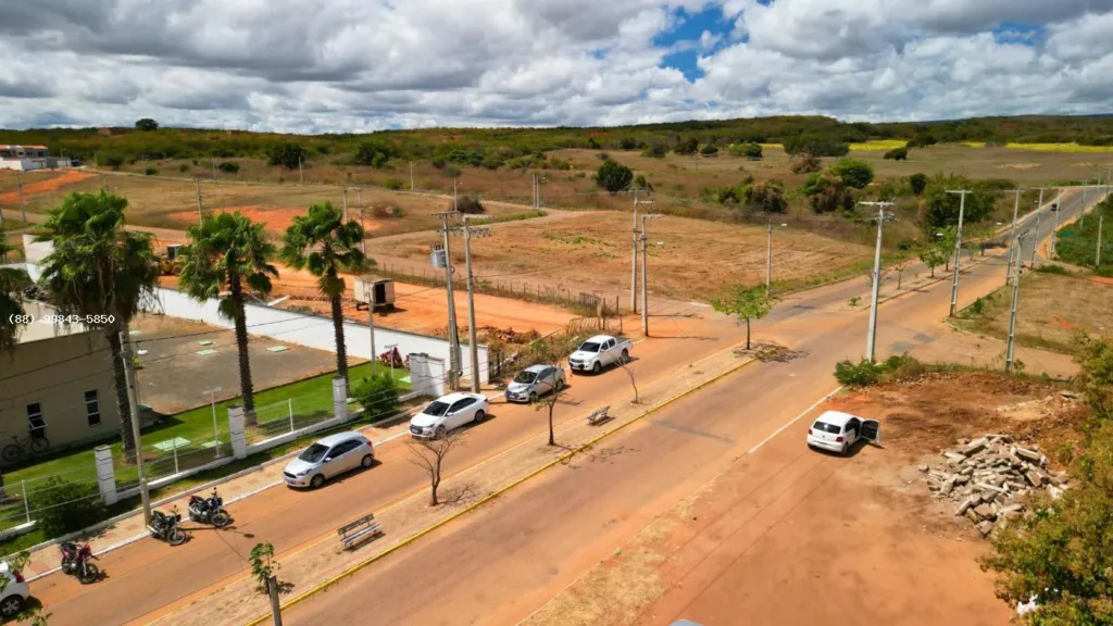 Avenida com canteiro central e terrenos no entorno do Jardins dos Ipês
