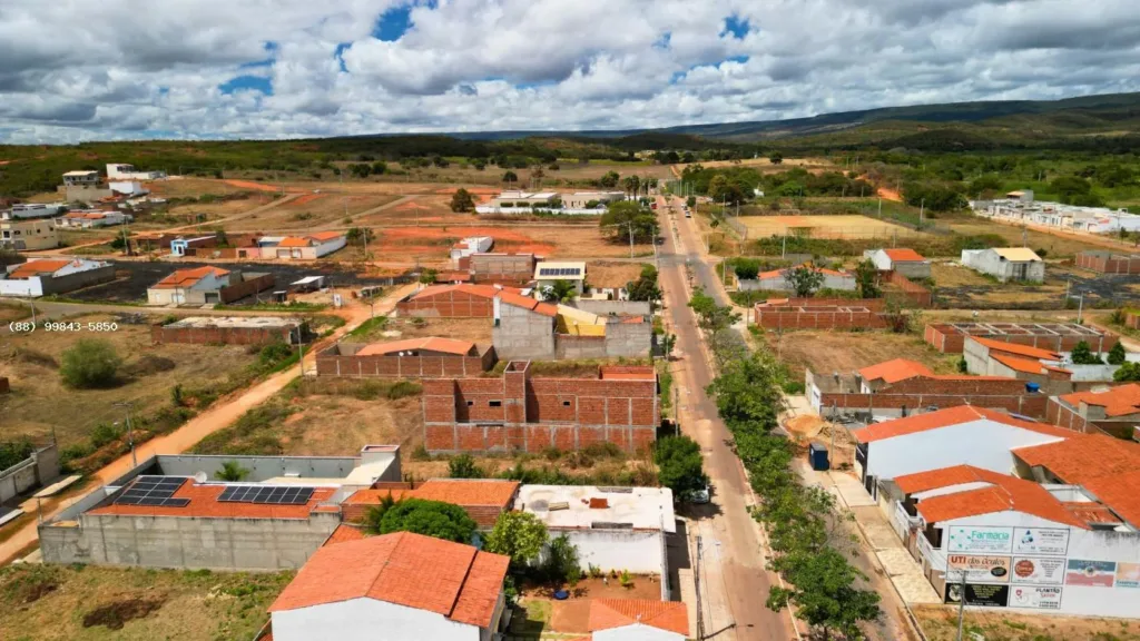 Avenida, quadras e construções no Jardins dos Ipês, em Barbalha