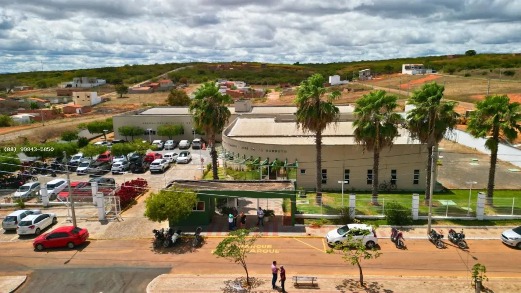 Prédio público e estacionamento no entorno do Jardins dos Ipês, em Barbalha