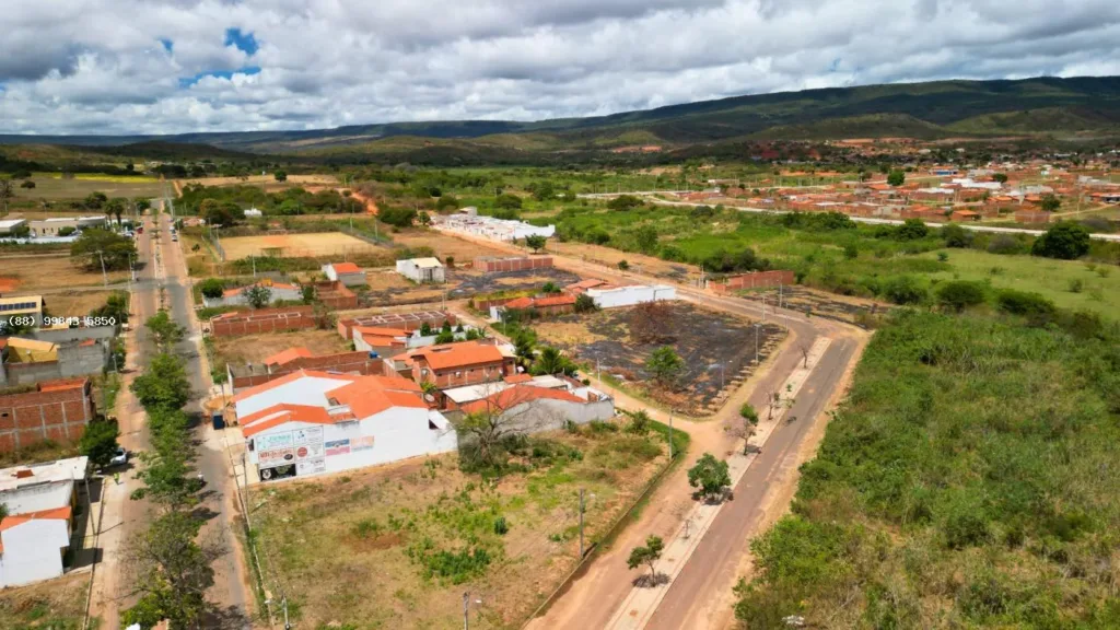 Panorama dos terrenos e vias do Jardins dos Ipês, com a serra ao fundo