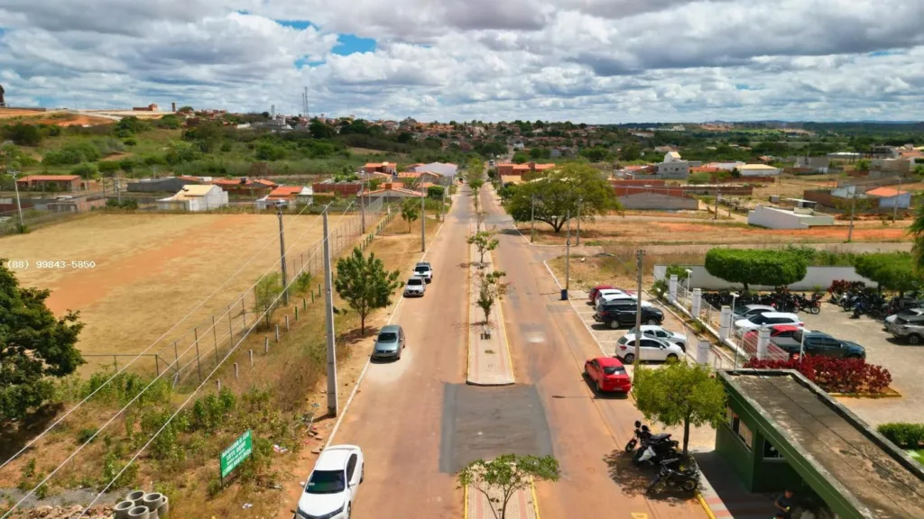 Via com canteiro e equipamentos do entorno do Jardins dos Ipês