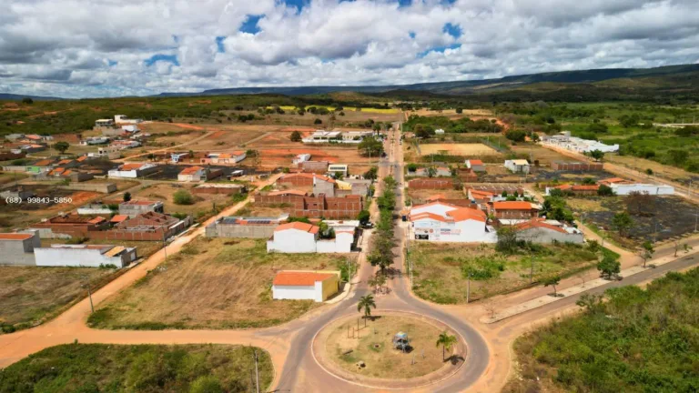 Vista aérea do Jardins dos Ipês, com rotatória, vias e terrenos em Barbalha