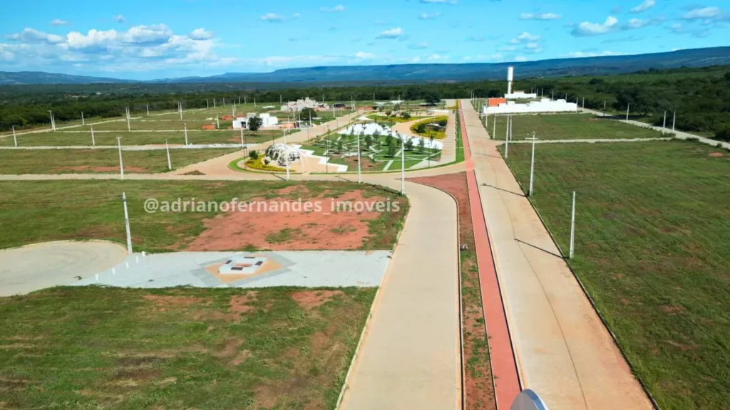 Avenida, quadras e praça no Loteamento Jardins Kariris