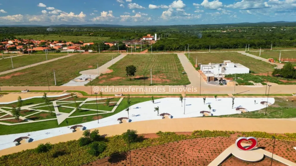 Caminhos e jardins da praça do Jardins Kariris, com terrenos ao fundo