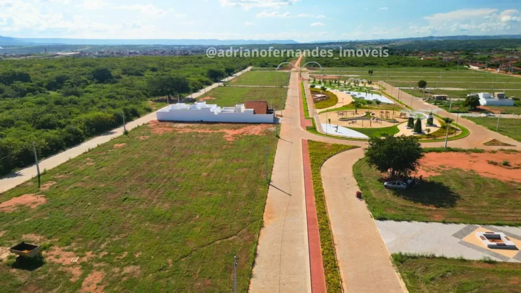 Panorama da avenida e dos terrenos ao lado da praça do Jardins Kariris