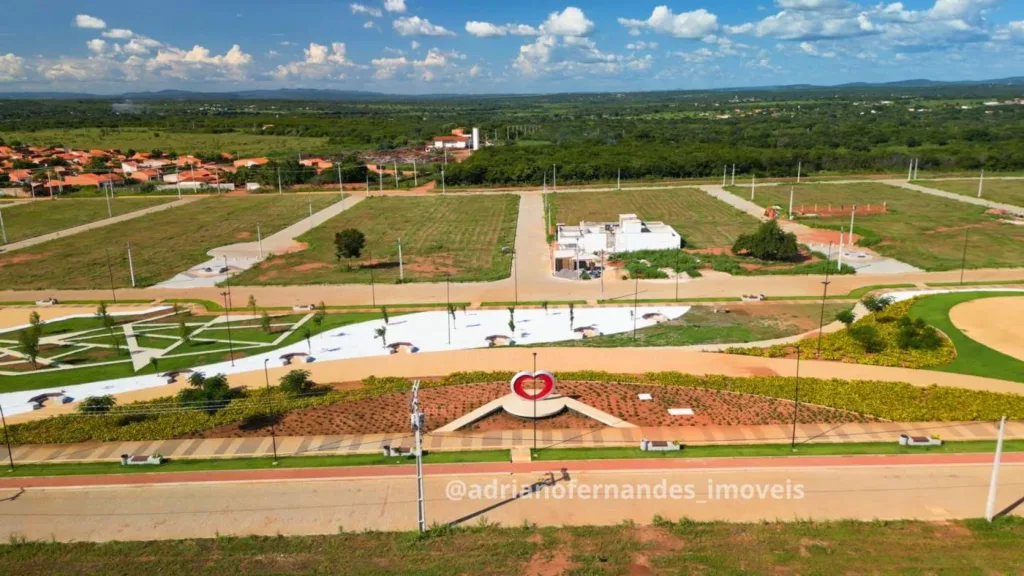 Praça com caminhos, jardins e monumento em forma de coração no Jardins Kariris