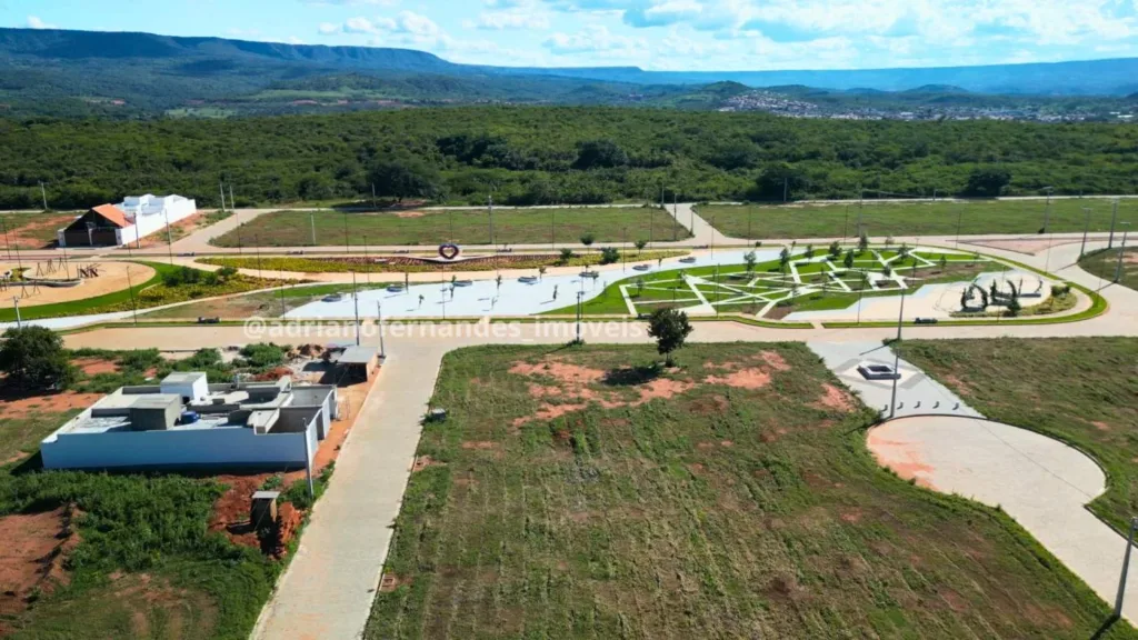 Praça central e terrenos do Jardins Kariris, com a paisagem da serra ao fundo