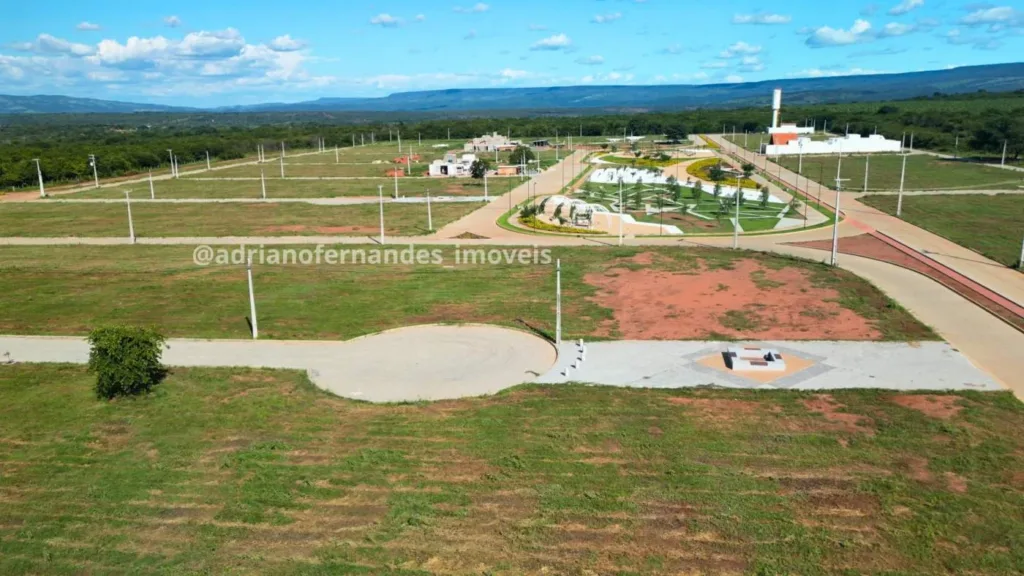 Terrenos e praça central do Jardins Kariris, com a serra ao fundo