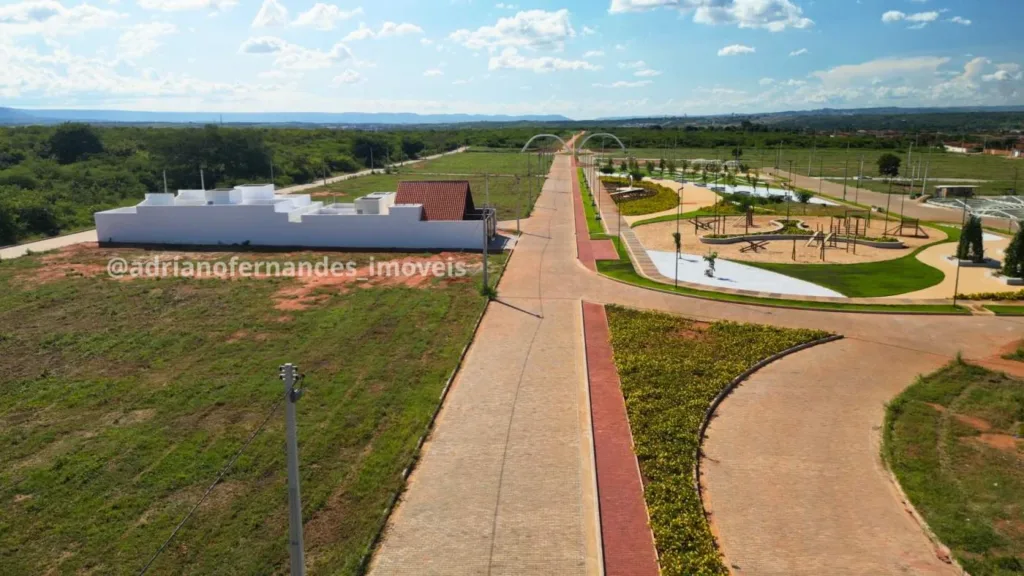 Via pavimentada e área de lazer do Jardins Kariris, em Barbalha